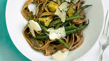 Maronen-Tagliatelle mit Bohnen und Pesto - Das Rezept finden Sie hier bei uns 