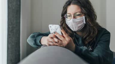 Maskenpflicht: Tipps gegen eine beschlagene Brille: Frau mit Brille und Maske