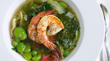 Minestrone verde mit Garnelen und Minz-Pesto