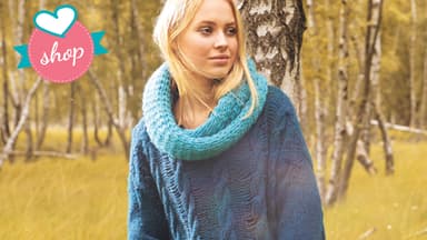 Blonde Frau trägt Mohair Zopfpulli mit Loopschal / mit FÜR SIE Shop-Logo