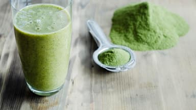 Shake mit grünem Moringa-Pflanzenpulver