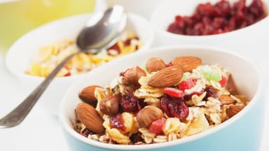 Müsli mit Mandeln und Früchten