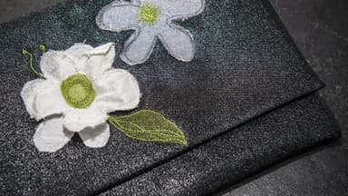 Clutch mit floralem Motiv