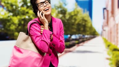 Frau in neonpinkem Blazer