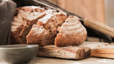 knuspriges No-Knead-Bread in grobe Scheiben geschnitten