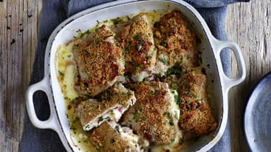 Ofenschnitzel Cordon bleu mit Schinken und Appenzeller gefüllt in einer Auflaufform