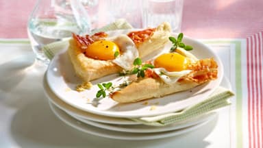Knoblauch-Ecken mit Ei und Bacon
