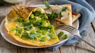 Omelett mit Edamame-Bohnen, Avocado und Minze