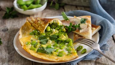 Omelett mit Edamame-Bohnen, Avocado und Minze