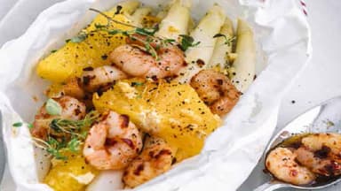 Orangenspargel aus dem Ofenpäckchen mit Garnelen