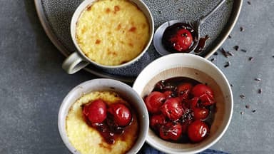 Parmesan-Crème-brulée mit geschmolzenen Tomaten in kleinen Tassen serviert