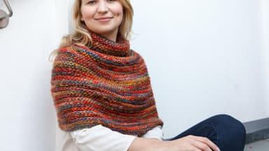 Buntes Cape mit Kragen