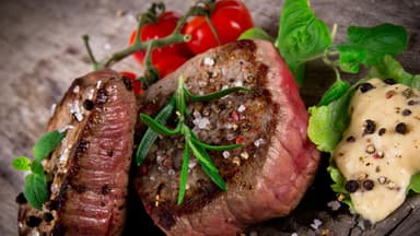 Perfektes Steak mit Kräutern, Salz und Peffer - So gelingt Ihnen ein saftiges und zartes Steak