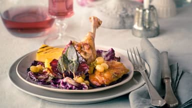 Perlhuhnbrust auf Trauben-Radicchio 