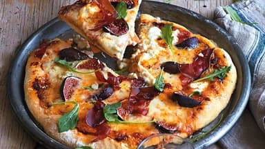 Pizza bianco mit 4 Sorten Käse, Feigen, Rucola und Bündnerfleisch