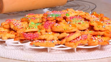 Ausgestochene Weihnachts-Plätzchen - Wir geben Ihnen Tipps für ein entspannt-fröhliches Plätzchen-Ausstechen mit den Kleinen