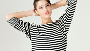 Frau mit Pomade im Haar