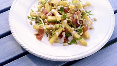 1.2.3 Frites Deluxe mit Rucola und Caesar-Creme 