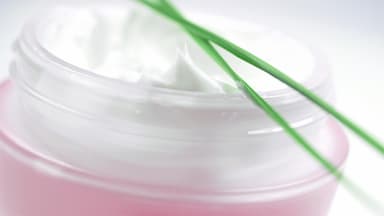 Was steckt in einer Anti-Age-Creme mit Q10?
