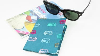 Passhülle, Sonnenbrille und Reiseführer