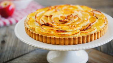 Kuchen mit Äpfeln belegt