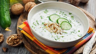Kalte Gurkensuppe mit Walnüssen