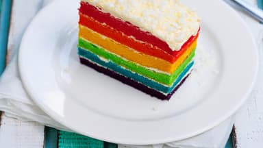 Bunter Papageienkuchen geschichtet 