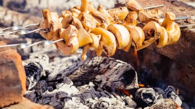 Champignonspieße über der Glut