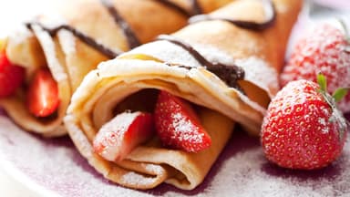 Eierkuchen mit Schokolade, Puderzucker und Erdbeeren