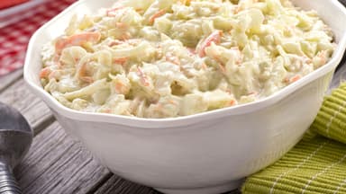 Salat aus Sellerie, Weißkohl und Möhren
