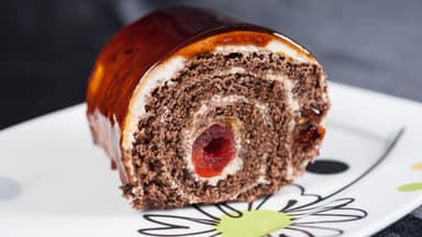 Dunkle Biskuitrolle mit Sahne-Kirsch-Füllung
