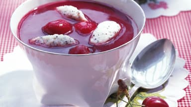 Leckere Kirschsuppe mit Grießklößchen und Mohn - Das Rezept finden Sie hier