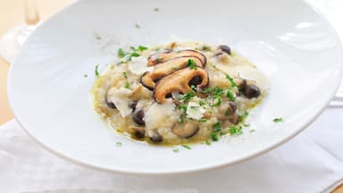 Pilzrisotto auf großem Teller