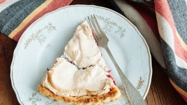 Kuchenstück mit Baiserhaube