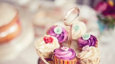 Bunte, festlich dekorierte Cupcakes auf Etagere