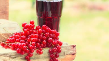 Roter Saft im Glas