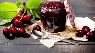 Kirschen und Marmeladeglas