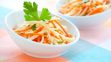 Fein geriebener Salat aus Kohlrabi und Möhren