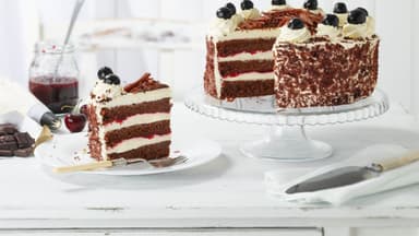 Aufwendige Sahnetorte mit Kirschen