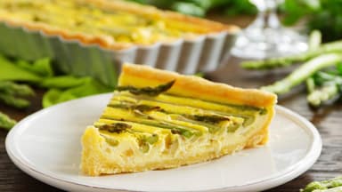 Gemüsekuchen mit weißem und grünem Spargel