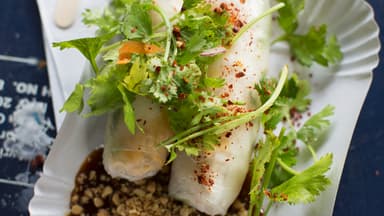 Vietnamesische Sommerrollen gefüllt mit grünem Spargel
