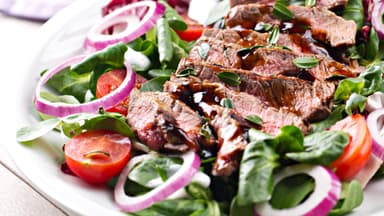 Steakstreifen auf frischem Salat  - Dieses Rezept ist ohne Kohlenhydrate