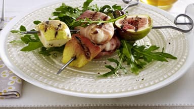Grillspieße mit Ziegenkäsetalern und frischen Birnen - Ein salat aus frischer Rauke macht das Menü komplett