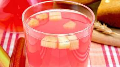 Leckerer Rhabarber Likör - Ein erfrischender Drink für warme Frühlingstage