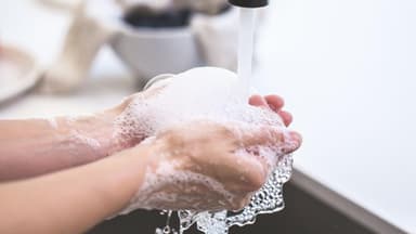 Hände mit Seife waschen