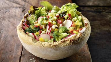 Salat in der Sesam-Mohn-Schale