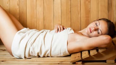 Frau in der Sauna 