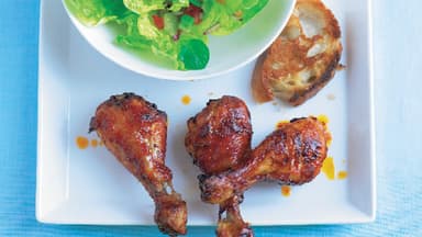 Scharfe Hähnchenkeulen mit frischem Salat - Das Rezept finden Sie bei uns