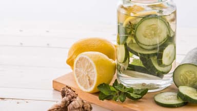 Schlankdrink mit Zitrone, Gurke, Wasser