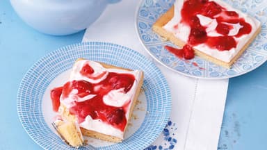 Schmandkuchen mit roter Grütze